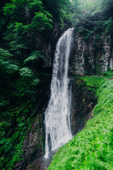 Obraz premium a huge waterfall falling from the cliff