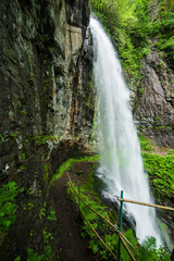 Obraz premium trail under the waterfall in the jungle