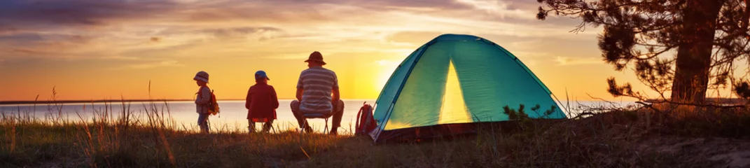 Papier Peint photo Camping Famille au repos avec tente dans la nature au coucher du soleil