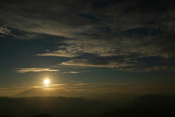 Fototapeta na wymiar Pieniny, Polska - widoki ze szczytu Wysoka, panorama z Tatrami o zachodzie słońca