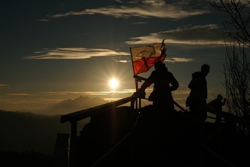 Pieniny, Polska - widoki ze szczytu Wysoka, turyści i flaga Polski © Iwona