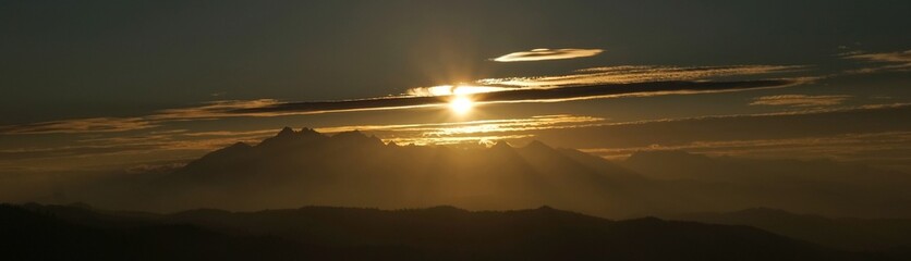 Pieniny, Polska - widoki ze szczytu Wysoka, panorama z Tatrami  o zachodzie słońca