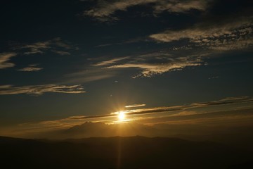 Pieniny, Polska - widoki ze szczytu Wysoka, panorama z Tatrami o zachodzie słońca
