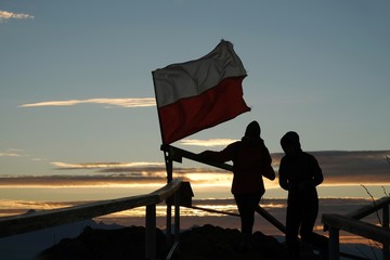 Pieniny, Polska - widoki ze szczytu Wysoka, turyści i flaga Polski