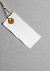 Geschenkanhänger auf grauem Hintergrund