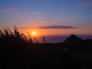 Bonita puesta de sol en Donon, Pontevedra,  paisaje con siluetas a contraluz en el verano de 2018