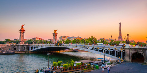 Vue du coucher de soleil sur la Tour Eiffel et le pont Alexandre III à Paris, France.