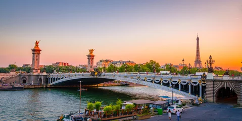 Foto auf Acrylglas Pont Alexandre III Blick auf den Sonnenuntergang auf den Eiffelturm und die Brücke Alexander III in Paris, Frankreich.