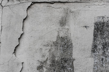 割れ目と染みのある古いコンクリートの壁