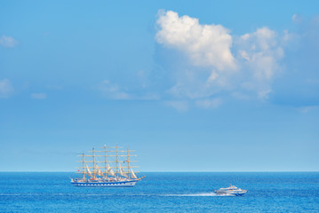 Fototapeta na wymiar Motorboot überholt ein Großsegelschiff