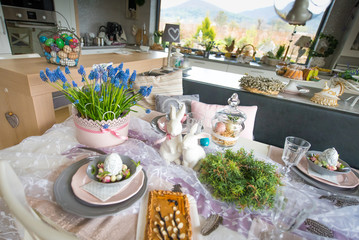 wiosna kwiaty szafirki zajączek Wielkanoc pisanki jajka kraszanki - obrazy, fototapety, plakaty