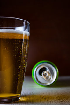 VASO DE CERVEZA Y LATA VACÍA EN SEGUNDO PLANO