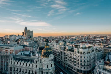 Fototapeten Blick auf das Metropolis-Gebäude und die Gran Via vom Dach des Circulo de Bellas Artes bei Sonnenuntergang in Madrid, Spanien © jonbilous