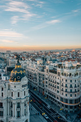 Vue sur Gran Via depuis le toit du Circulo de Bellas Artes au coucher du soleil, à Madrid, Espagne