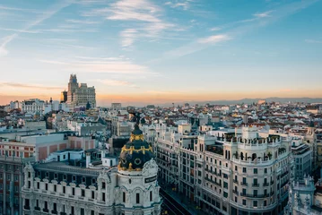 Fotobehang Uitzicht op de Gran Via vanaf het dak van Circulo de Bellas Artes bij zonsondergang, in Madrid, Spanje © jonbilous