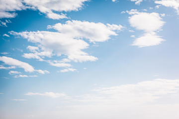 Naklejka premium Fantastic view of the azure sky on a sunny day with fluffy clouds.