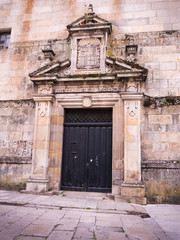 Fototapeta na wymiar Puerta antigua en el casco viejo de Pontevedra, verano de 2018