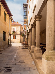 Calles típicas con pilares en el centro de Pontevedra, verano de 2018
