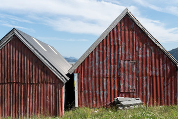 Fischerh&uuml;tten in Alnes auf der Insel God&oslash;ya bei &Aring;lesund