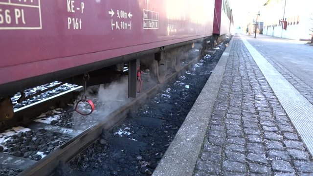 Harzer Schmalspurbahn wartet auf Abfahrt aus dem Bahnhof, Winter