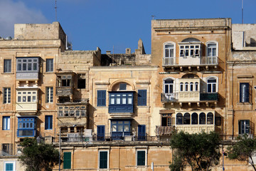 Wohnhäuser mit typischen Holzbalkonen