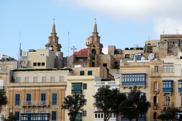 Fototapeta na wymiar Hafenrundfahrt durch den Grand Harbor - Blick von der Seeseite auf Valletta