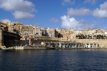 Obraz premium Blick von der Seeseite auf Valetta