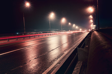 Obraz premium Night road on a bridge with light trails