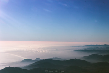 nubes y montañas