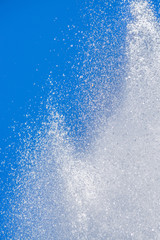 Wasserfontäne mit blauen Himmel