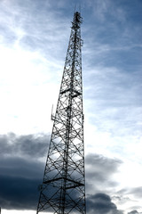 antigua torre de comunicaciones con cielo tormentoso de fondo