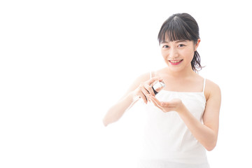 スキンケア・メイクをする若い女性