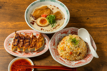典型的な中華料理　typical Chinese cuisine (dumplings, etc)