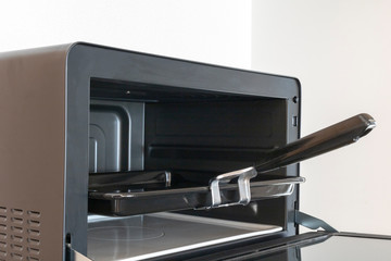 Fototapeta premium オーブンレンジを使うイメージ