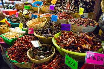 Verschiedene Chili auf einen traditionellen Markt in Mexiko