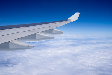 Fototapeta premium 機内からの風景 青空と白い雲