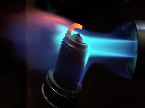 Close-up. Calcination of the spark plug.