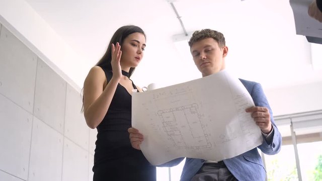 Businessmen, men and women are talking about plans that are being built in a friendly way.
