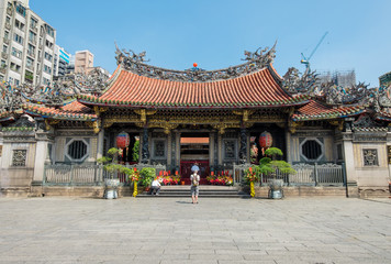 Obraz premium Longshan Temple in Taiwan. Located in the old village part of Taipei.