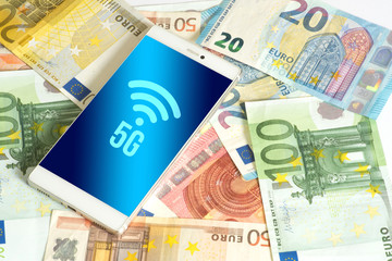 Euro Geldscheine, Smartphone und die Kosten für den Ausbau vom 5G Mobilfunk