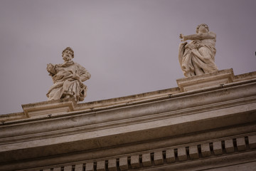 scupltures Piazza San Pietro
