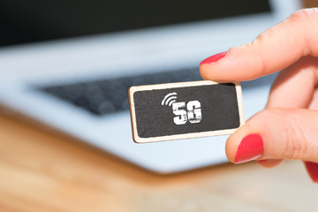 Ein Computer und 5G Übertragungsstandard im Mobilfunk Technologie