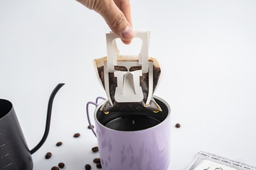 Brewing coffee / hanging ear filter coffee