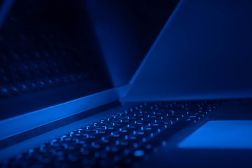 Geöffneter Laptop in blauem Licht