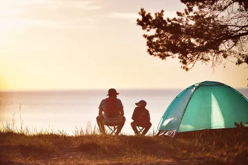 Gordijnen Familie rust met tent in de natuur bij zonsondergang © candy1812