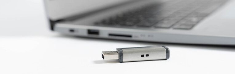USB-Stick vor einem Laptop