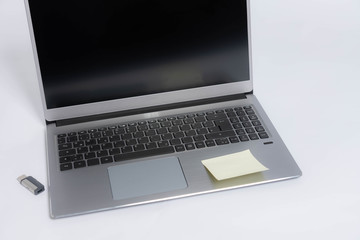 Laptop vor weißem Hintergrund