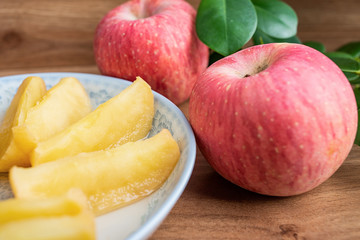Fototapeta na wymiar Fresh apples and steamed apples / nutritious breakfast