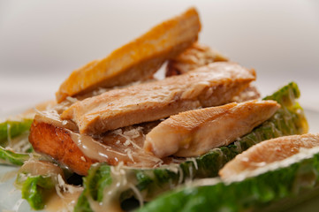 ENSALADA CESAR CON POLLO