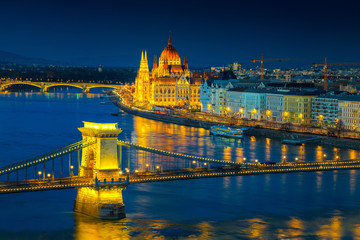 Obraz na płótnie Canvas Iluminated Chain bridge and Parliament building at twilight, Budapest, Hungary